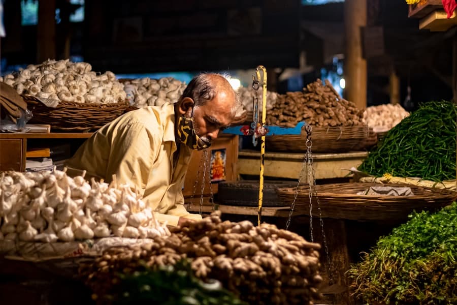 Sabzi mandi mein dukaandaar