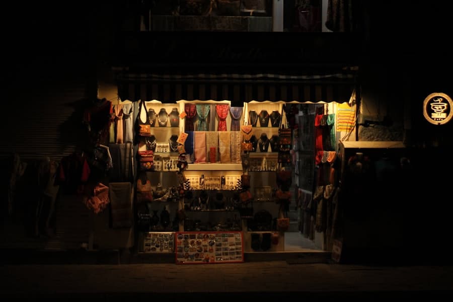 Saaman se bhari dukaan ka storefront